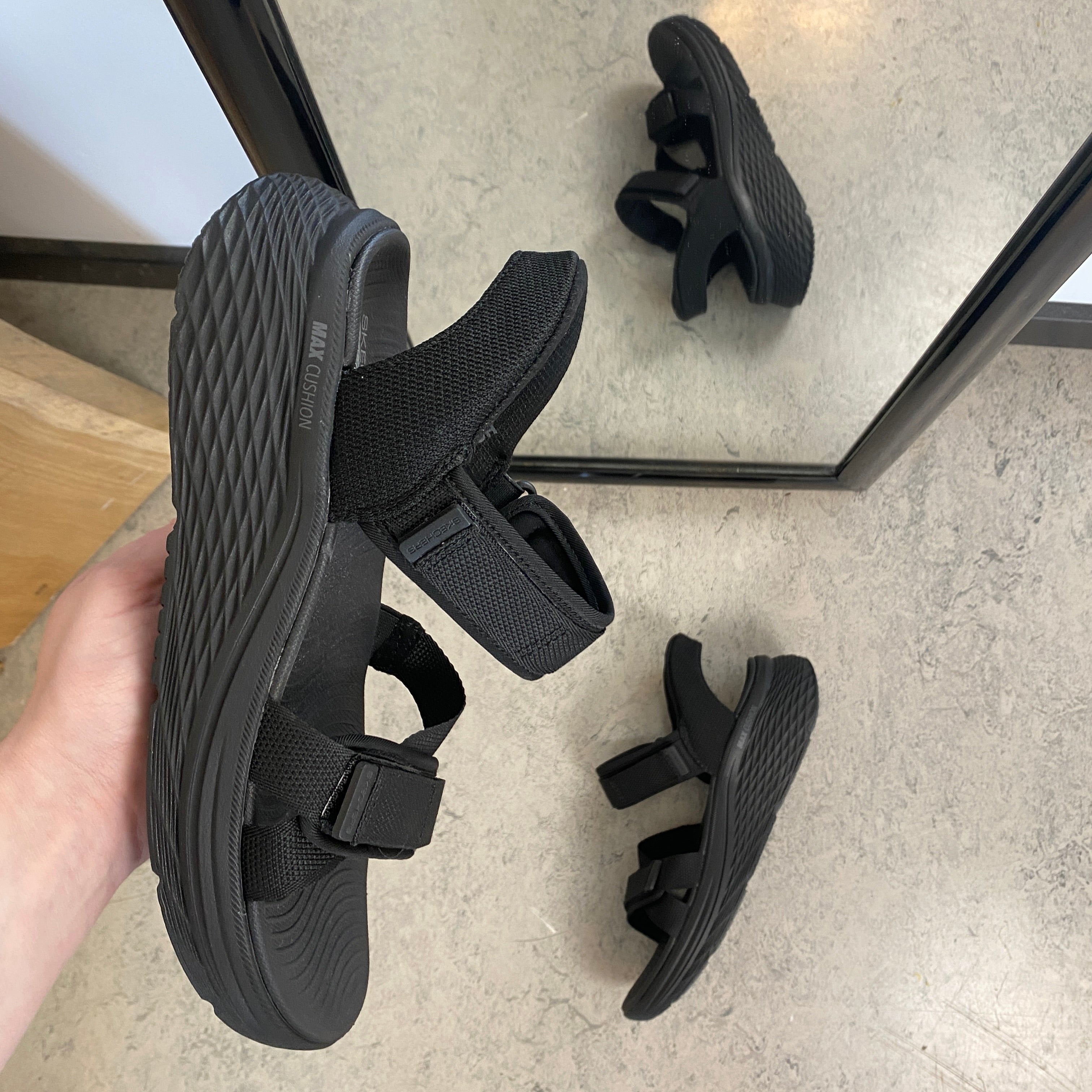 Skechers Max Cushioning sandal i svart – maksimal komfort og enkel Slip-ins-passform