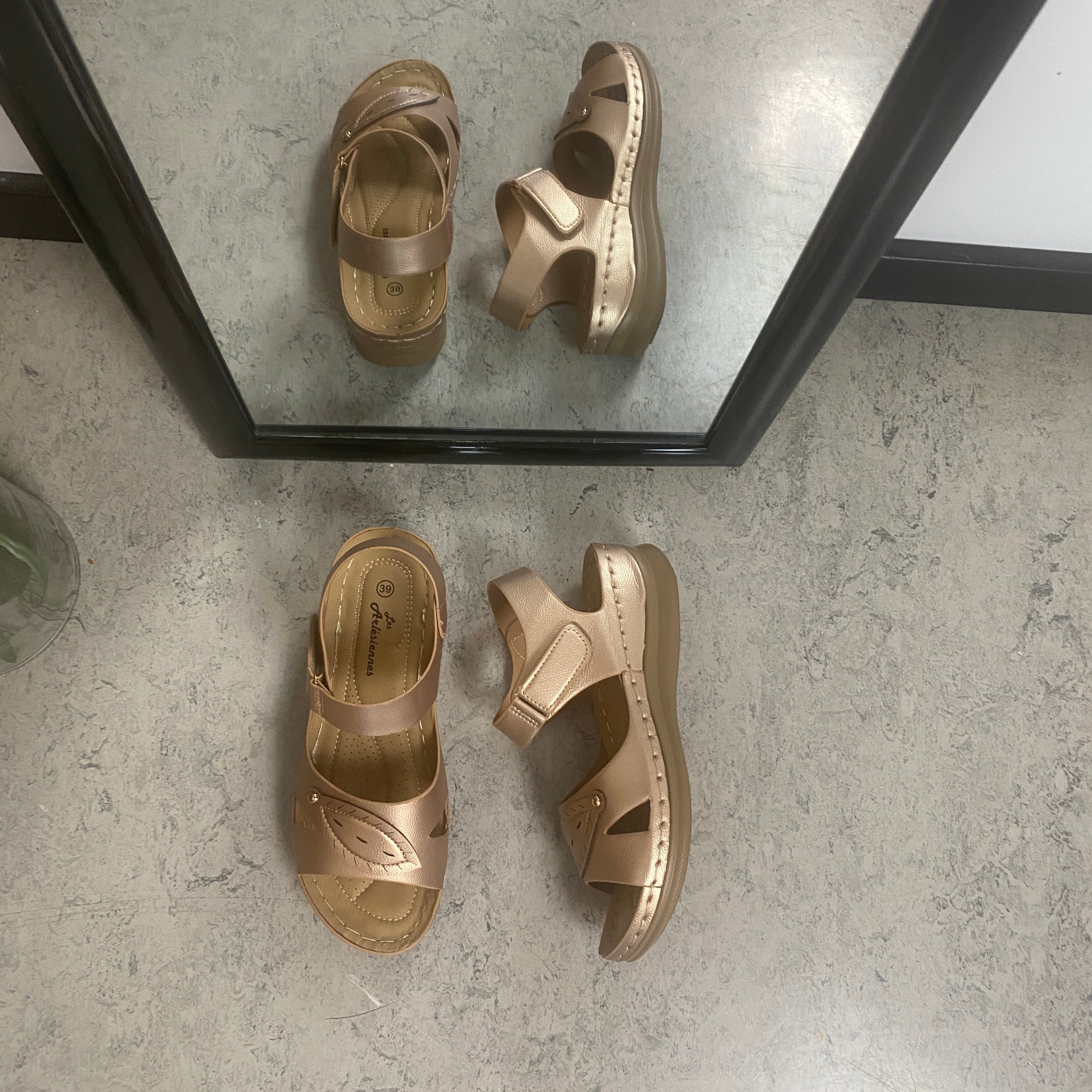 Sandal i roségull – lettvektsandal med feminint uttrykk