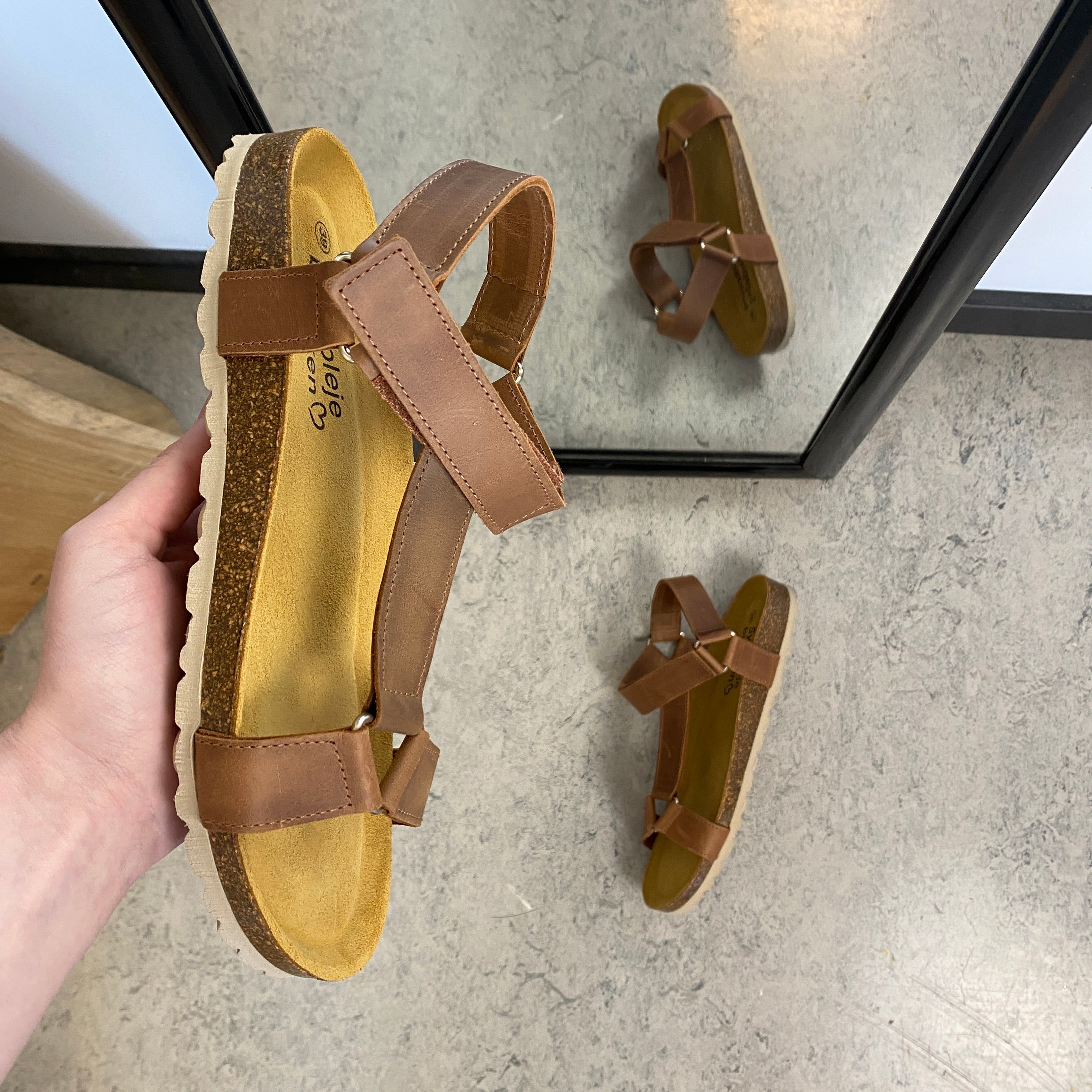Crazy Brandi sandal i brunt skinn – komfortsandal med fast passform | Sykepleiebutikk.no