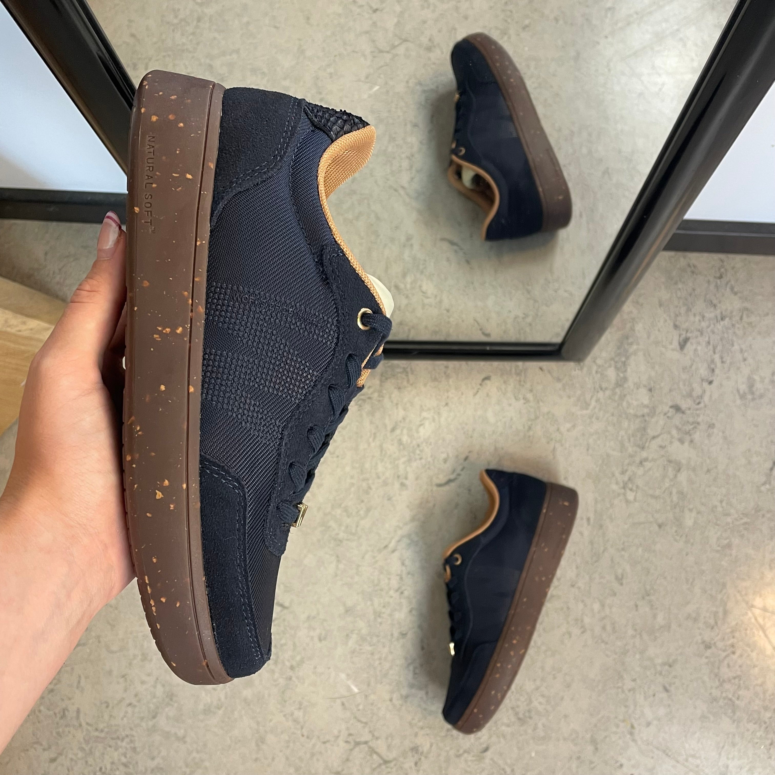 Woden Line Sneak – navy sneaker med gulldetaljer & myk komfort