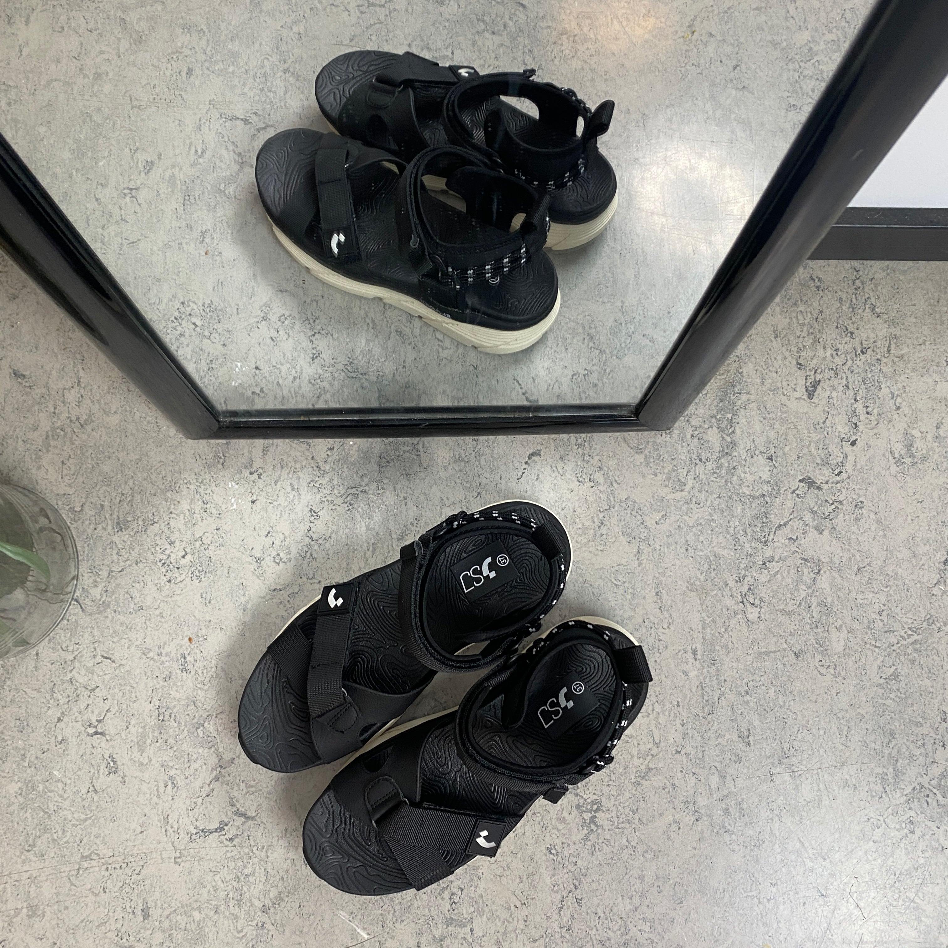 Lettvektsandal fra Sykepleiebutikk.no - Svart