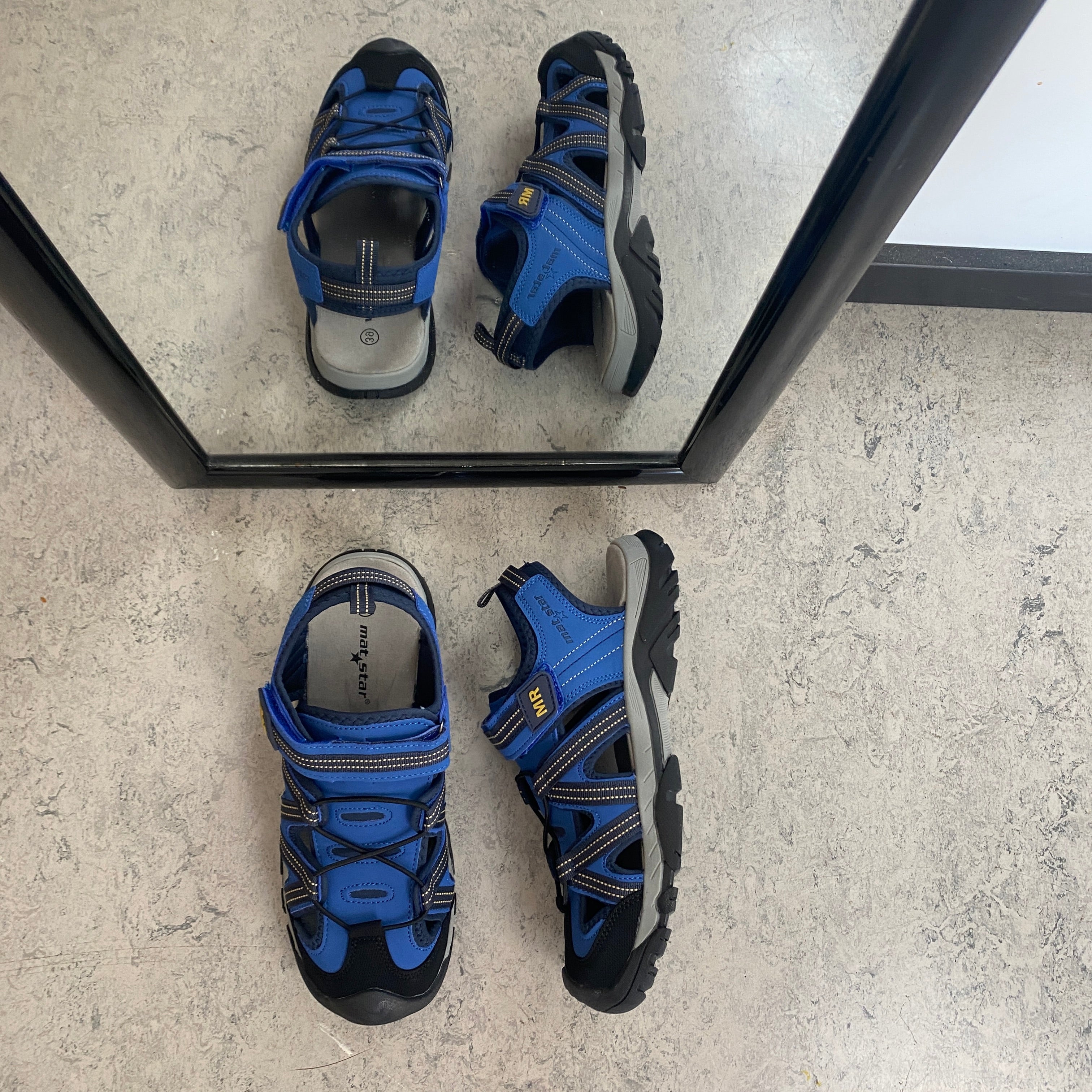 Robust tursandal i blå med god støtte