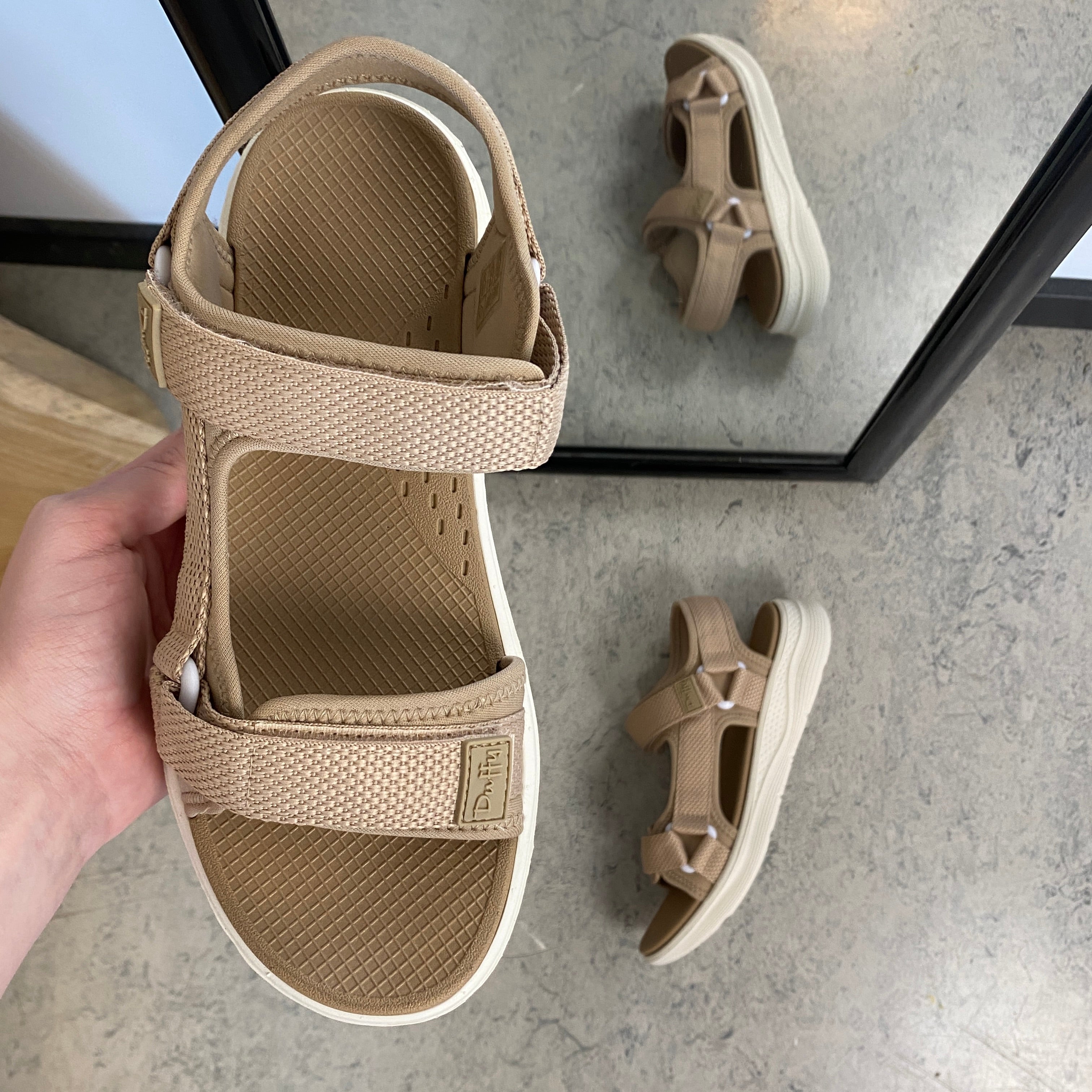 Taupe komfortabel sandal med justerbare remmer og lett støtdemping