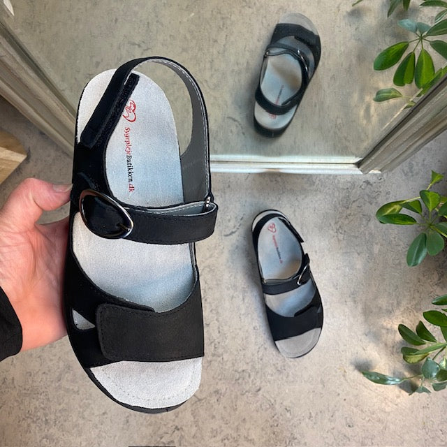 Svart skinnsandal med tre justerbare remmer og avtagbar innersåle