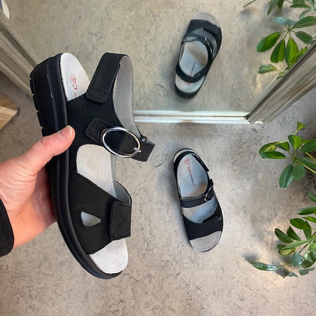 Svart skinnsandal med tre justerbare remmer og avtagbar innersåle