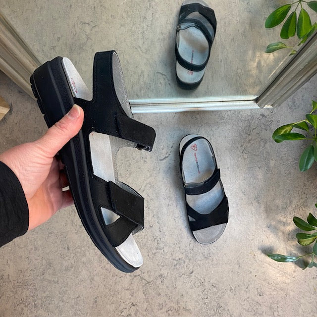 Støtdempende svart sandal med avtakbar såle