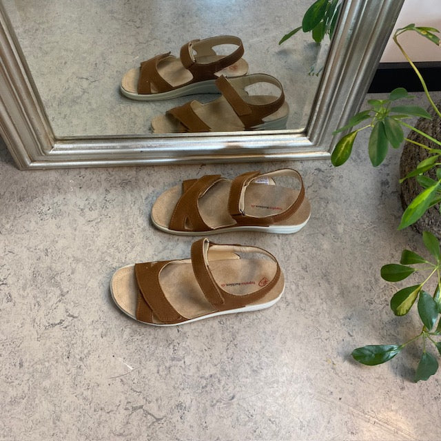 Støtdempende brun sandal med uttakbar såle