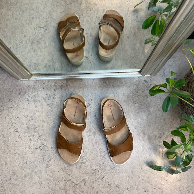Støtdempende brun sandal med uttakbar såle