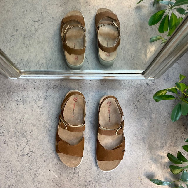 Brun skinnsandal med tre justerbare remmer og avtagbar innersåle