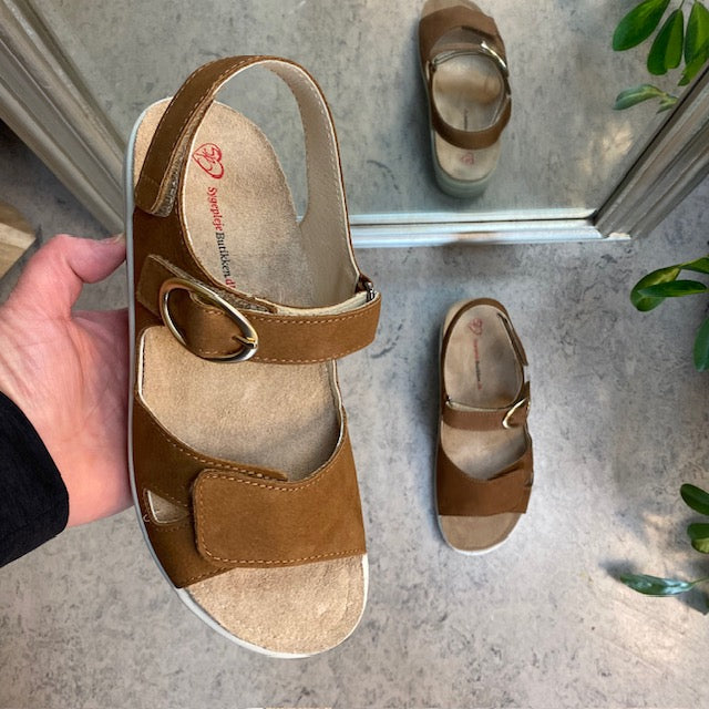 Brun skinnsandal med tre justerbare remmer og avtagbar innersåle