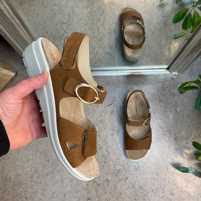 Brun skinnsandal med tre justerbare remmer og avtagbar innersåle