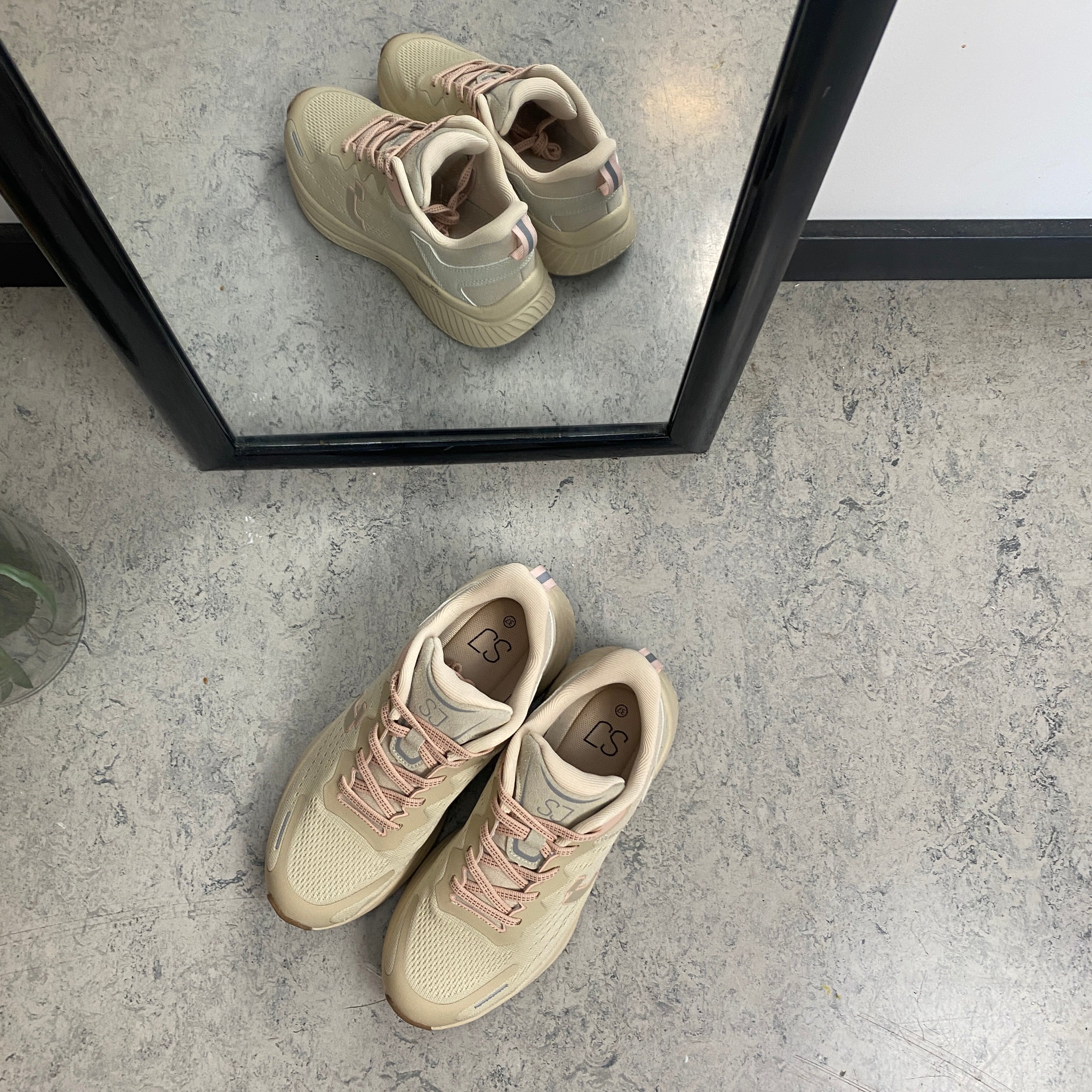 Beige lettvektsko – Sykepleiebutikk.no
