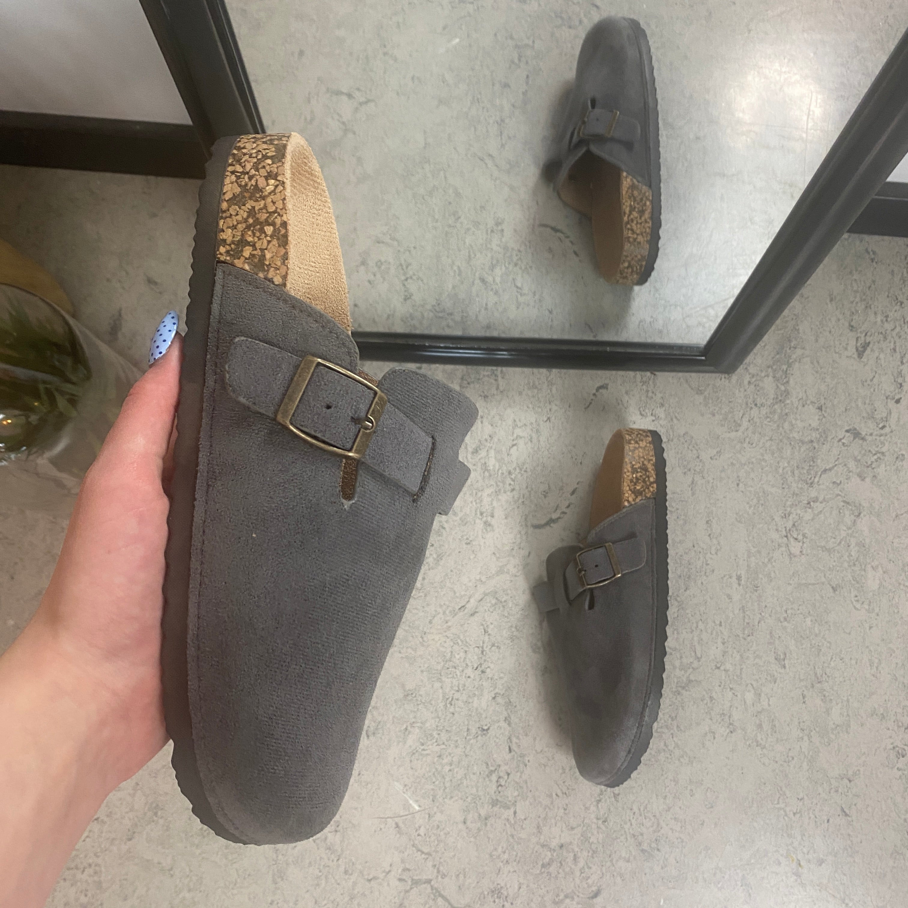 Grå slip-on sandal i tekstil – enkel og stilren modell