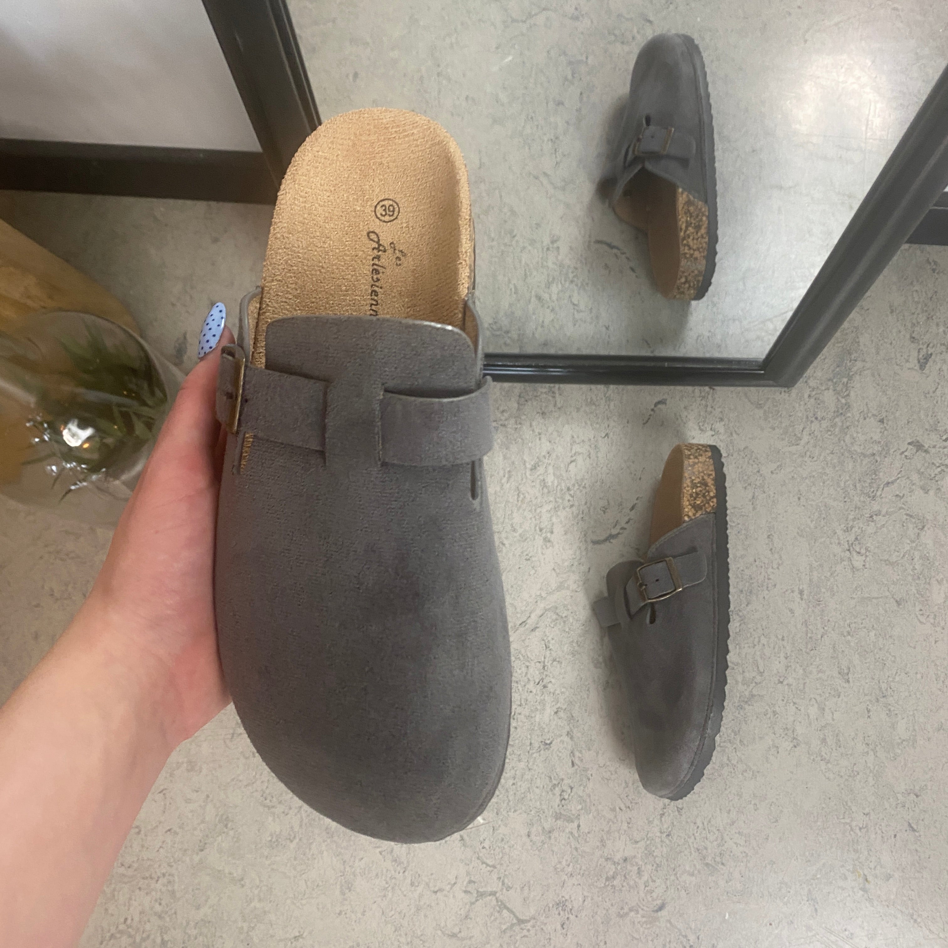 Grå slip-on sandal i tekstil – enkel og stilren modell