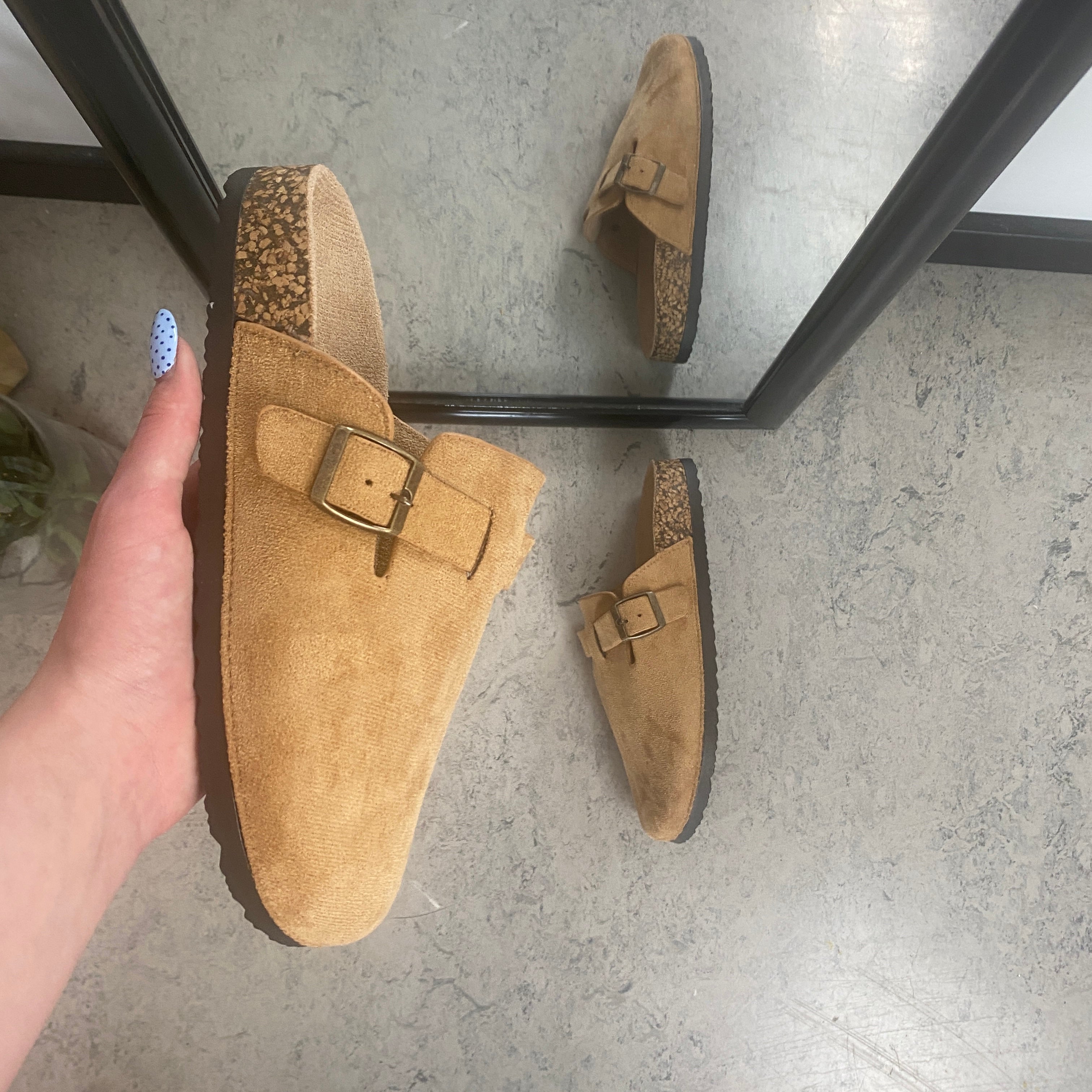 Lys brun slip-on sandal i tekstil – lett og naturlig modell