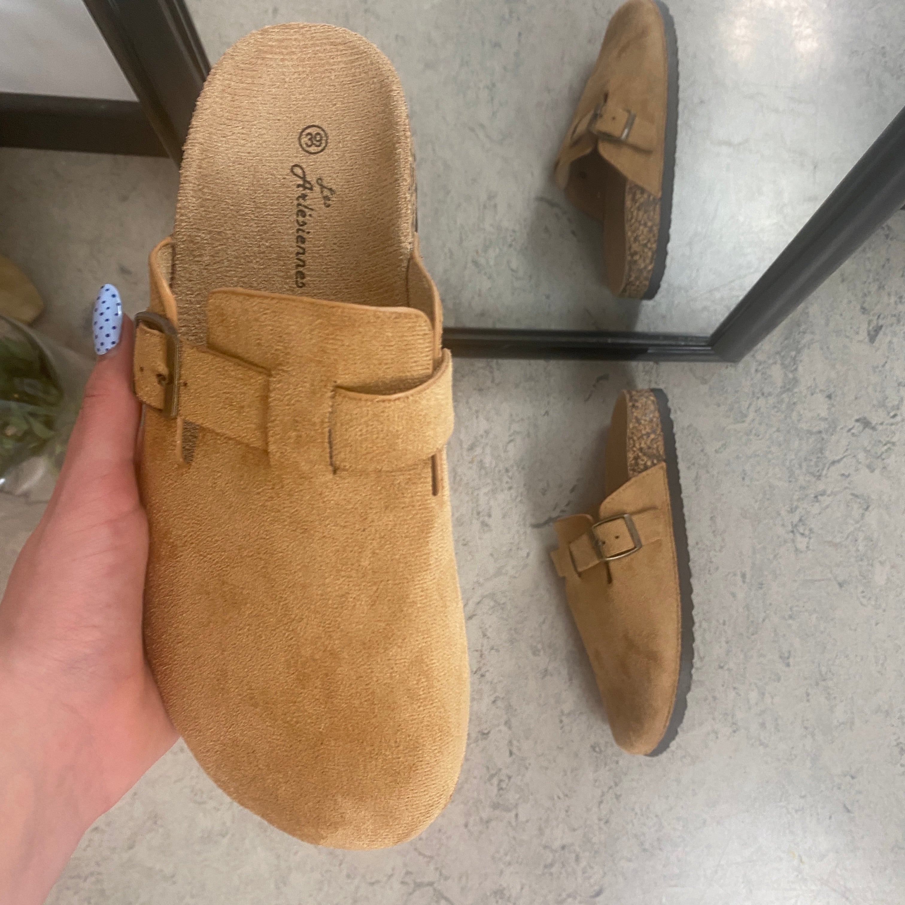 Lys brun slip-on sandal i tekstil – lett og naturlig modell