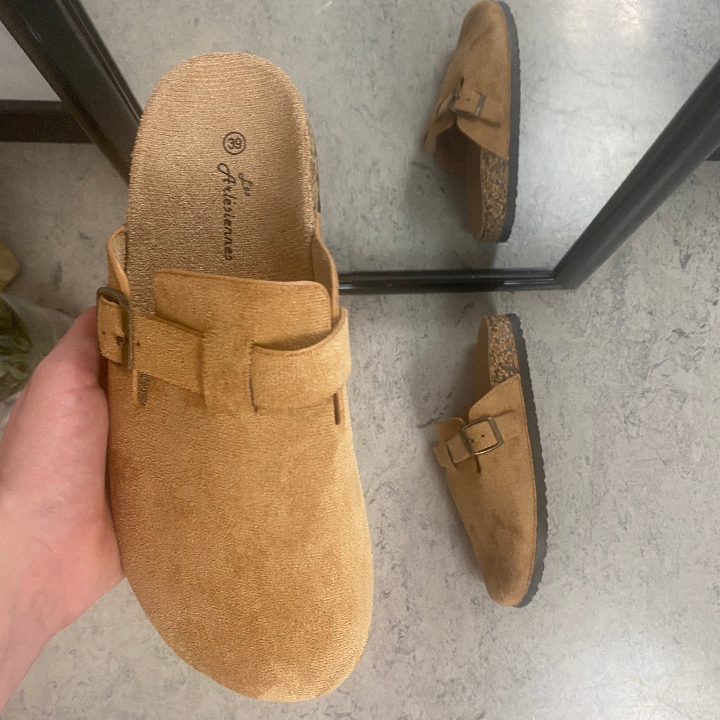 Lys brun slip-on sandal i tekstil – lett og naturlig modell