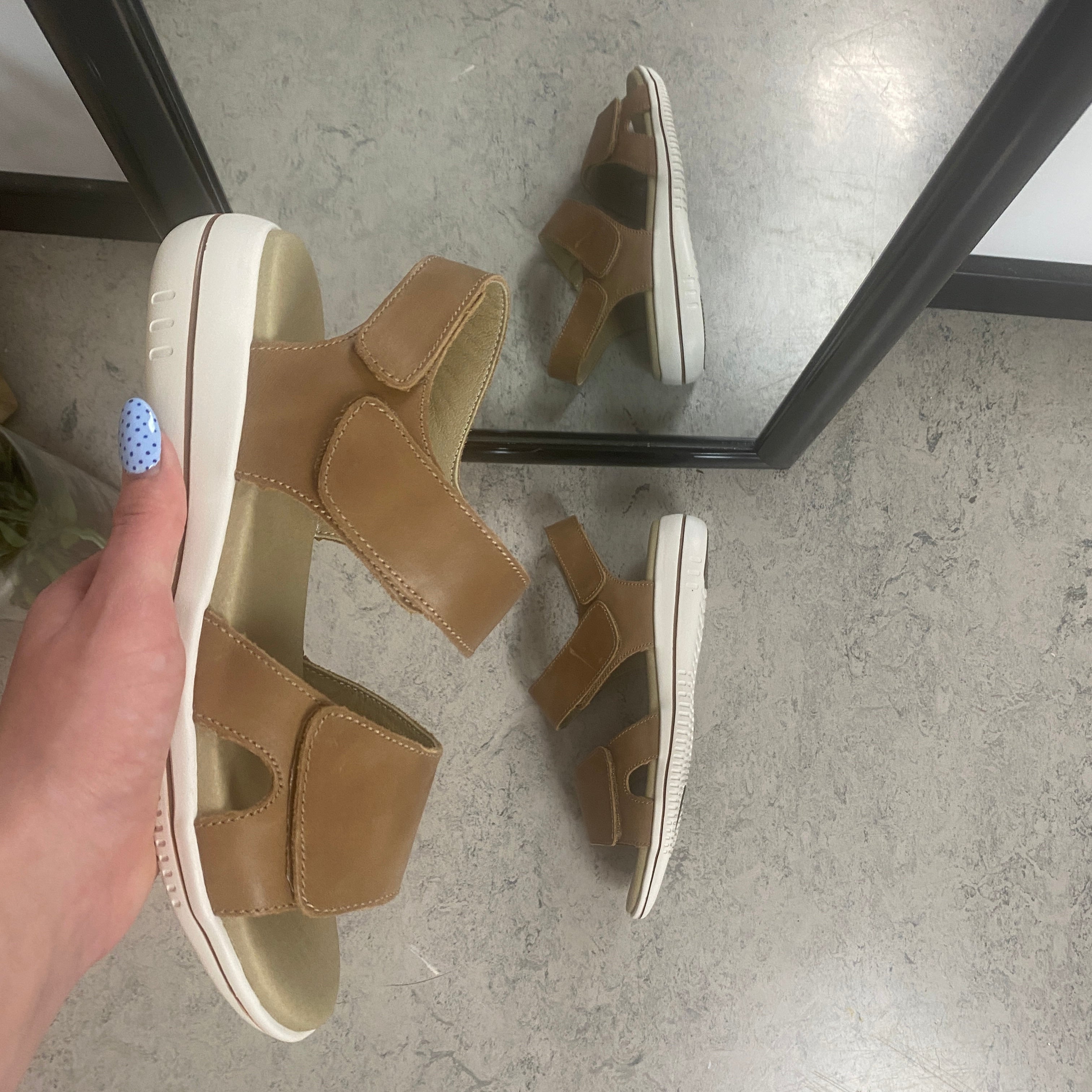 Green Comfort Leaf sandal – lys brun skinnsandal med svangstøtte & velcro