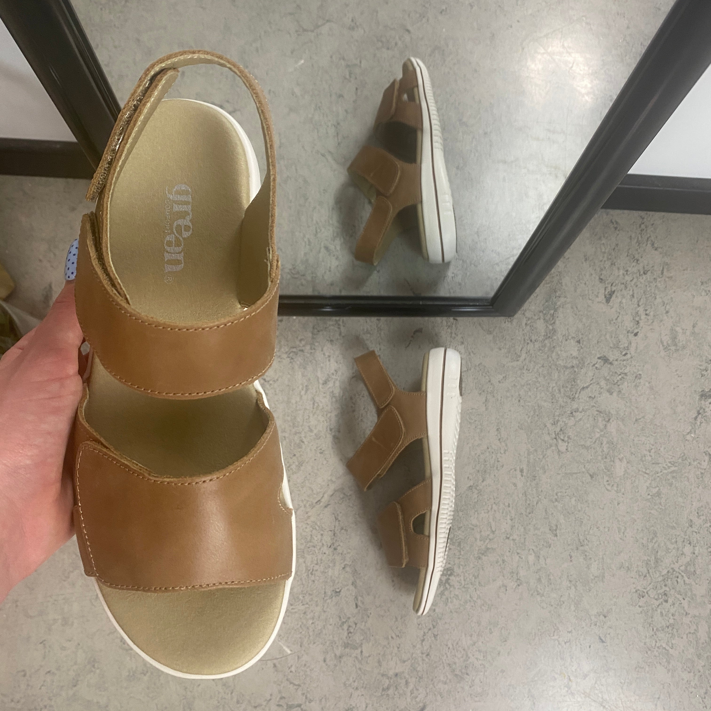 Green Comfort Leaf sandal – lys brun skinnsandal med svangstøtte og borrelås