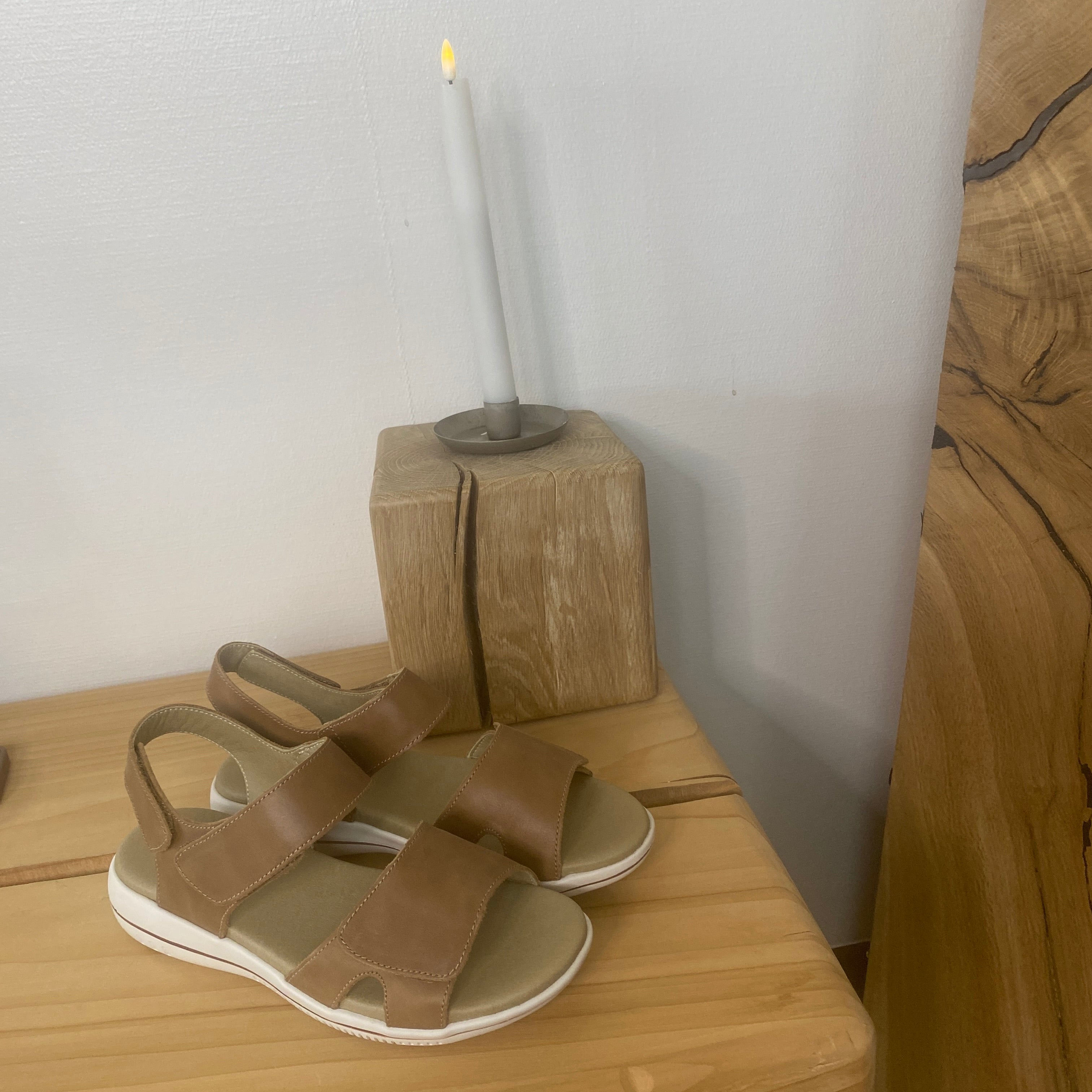 Green Comfort Leaf sandal – lys brun skinnsandal med svangstøtte & velcro