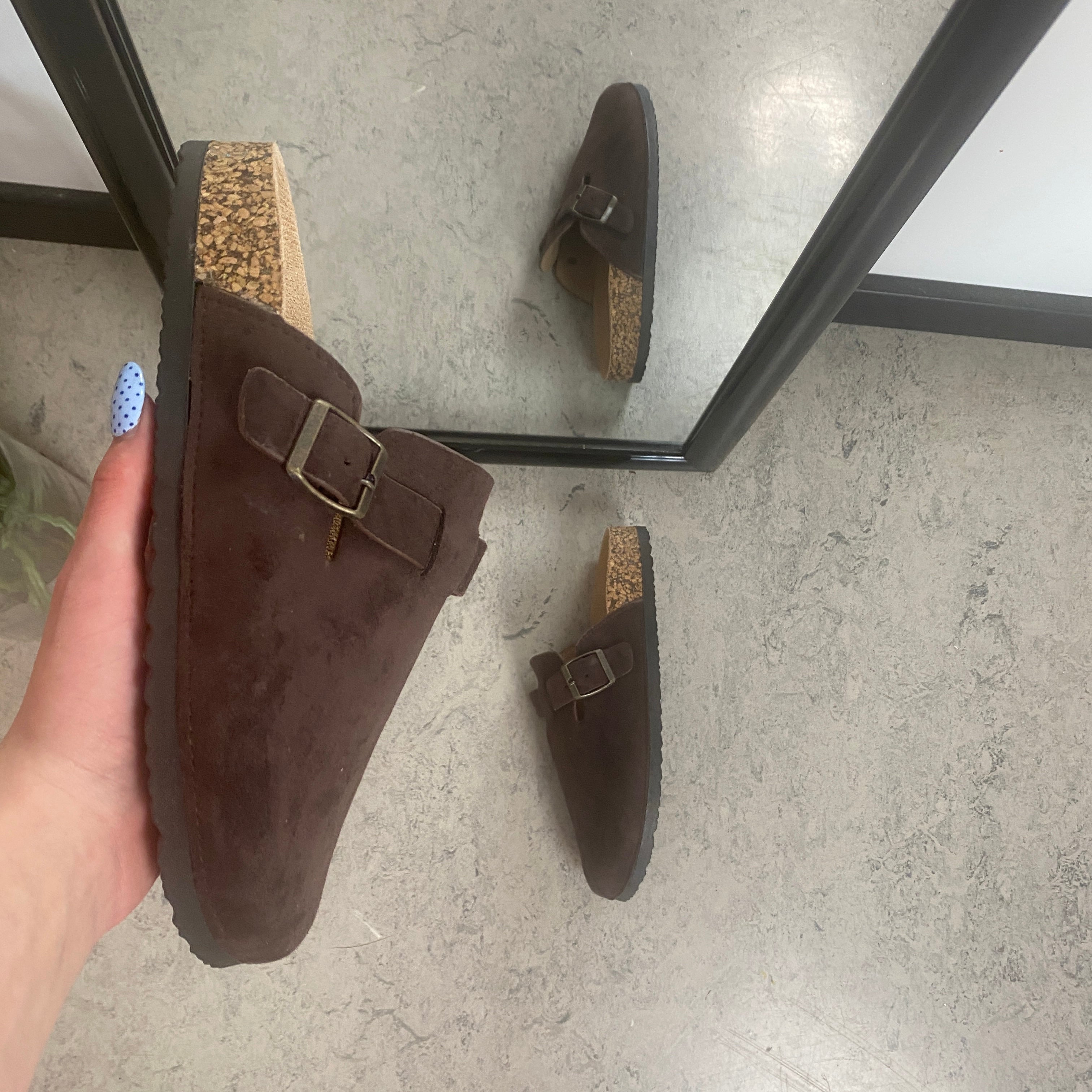 Mørkebrun slip-on sandal i tekstil - klassisk modell med justerbart spenne