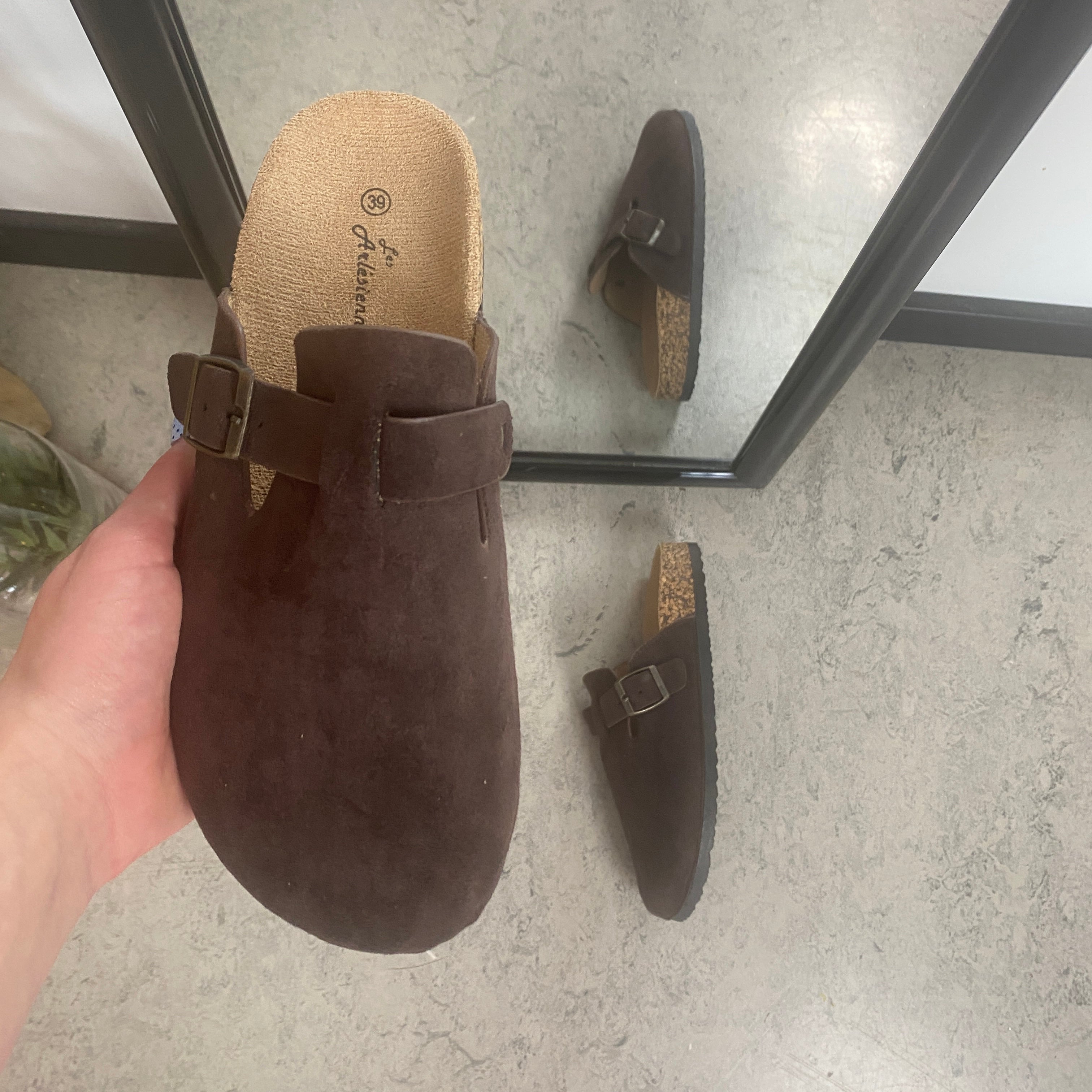 Mørkebrun slip-on sandal i tekstil – klassisk modell med justerbar spenne