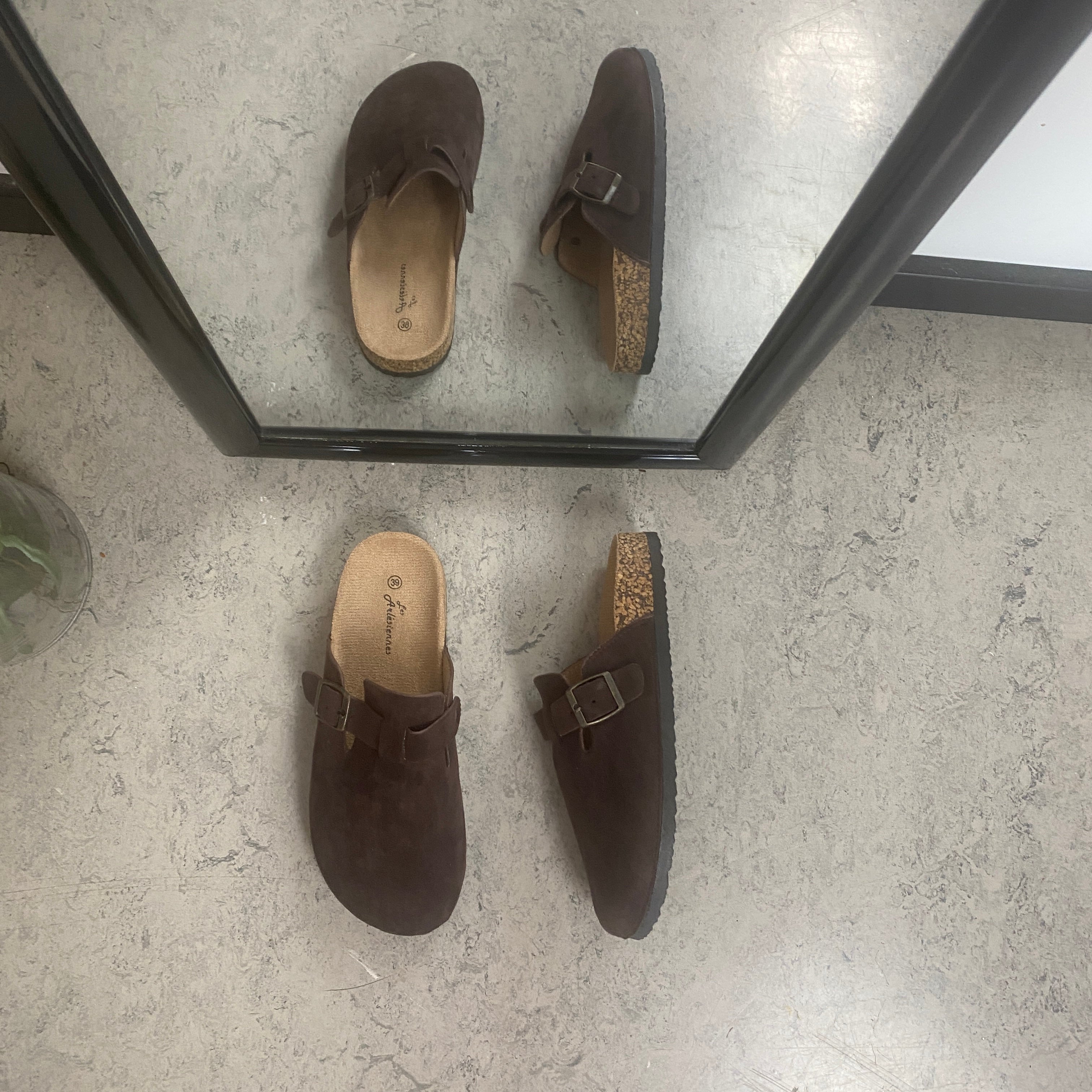 Mørkebrun slip-on sandal i tekstil – klassisk modell med justerbar spenne