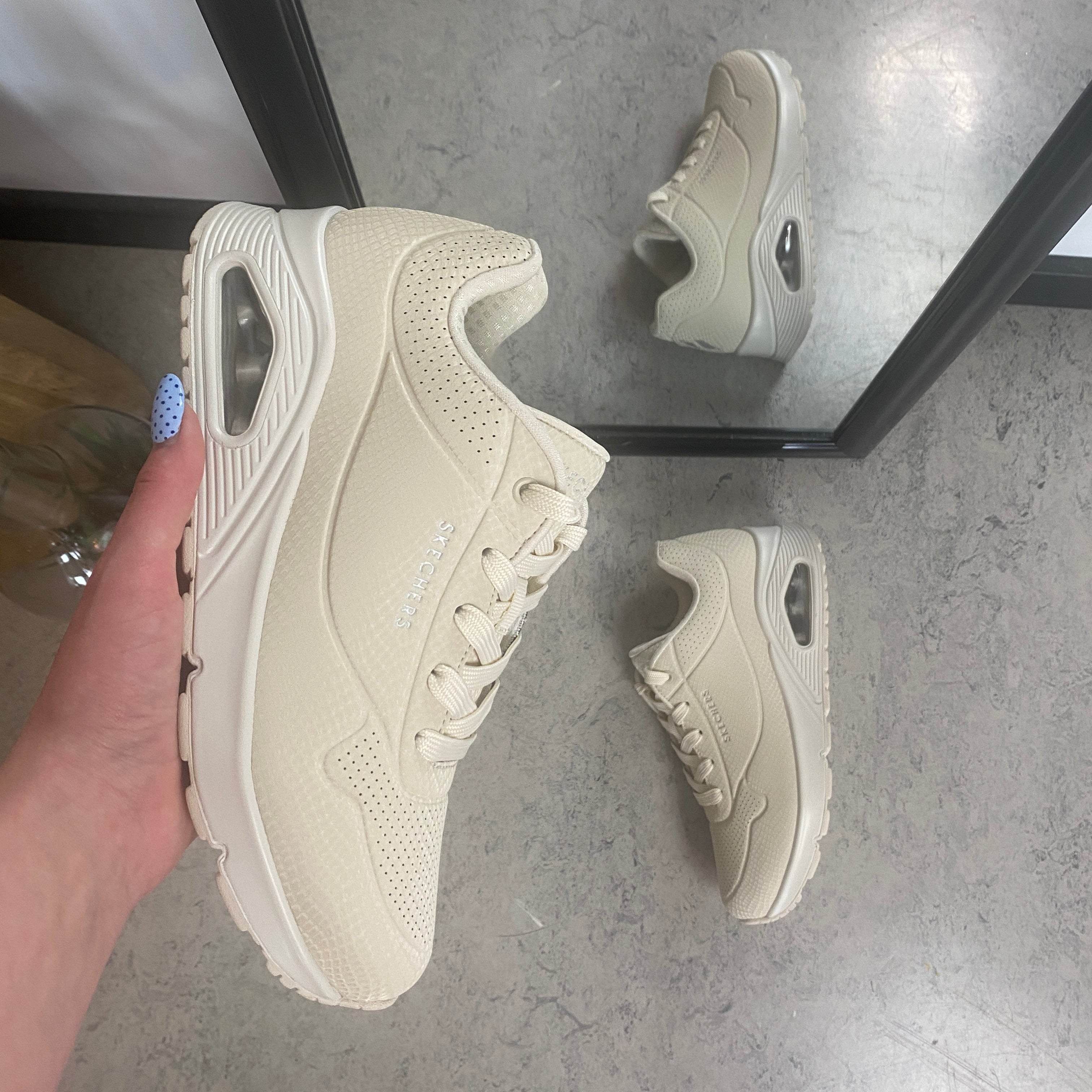 Skechers Street™ UNO – Shiny Scale – Kremhvit