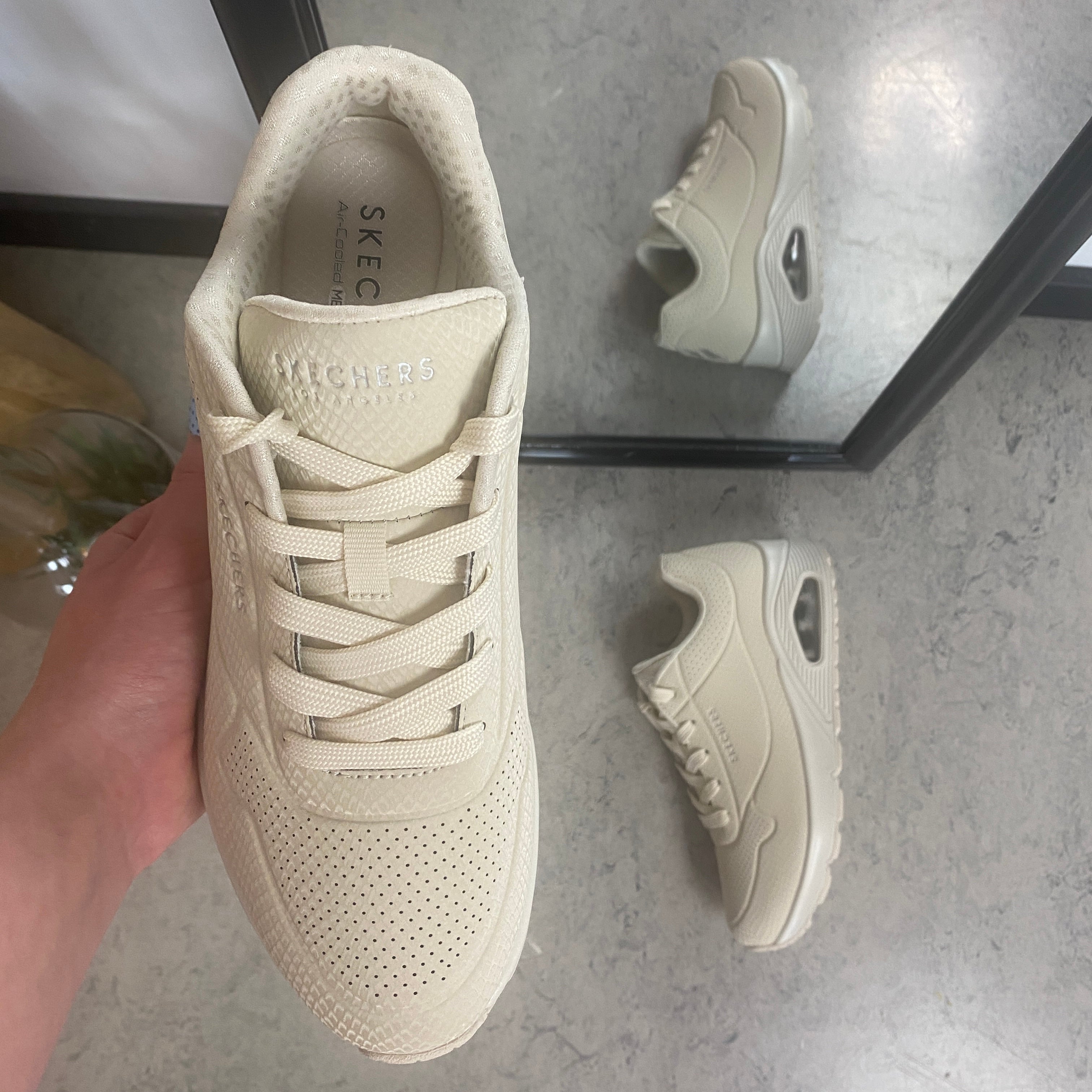 Skechers Street™ UNO – Shiny Scale – Kremhvit