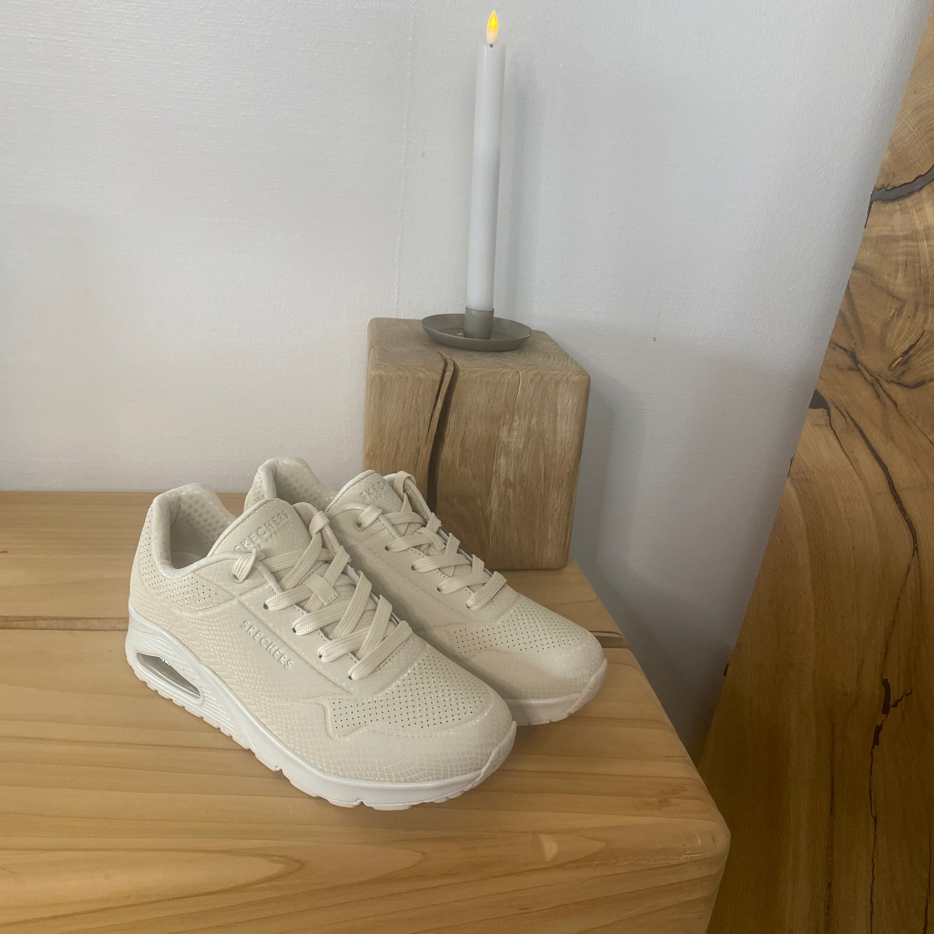 Skechers Street™ UNO – Shiny Scale – Kremhvit