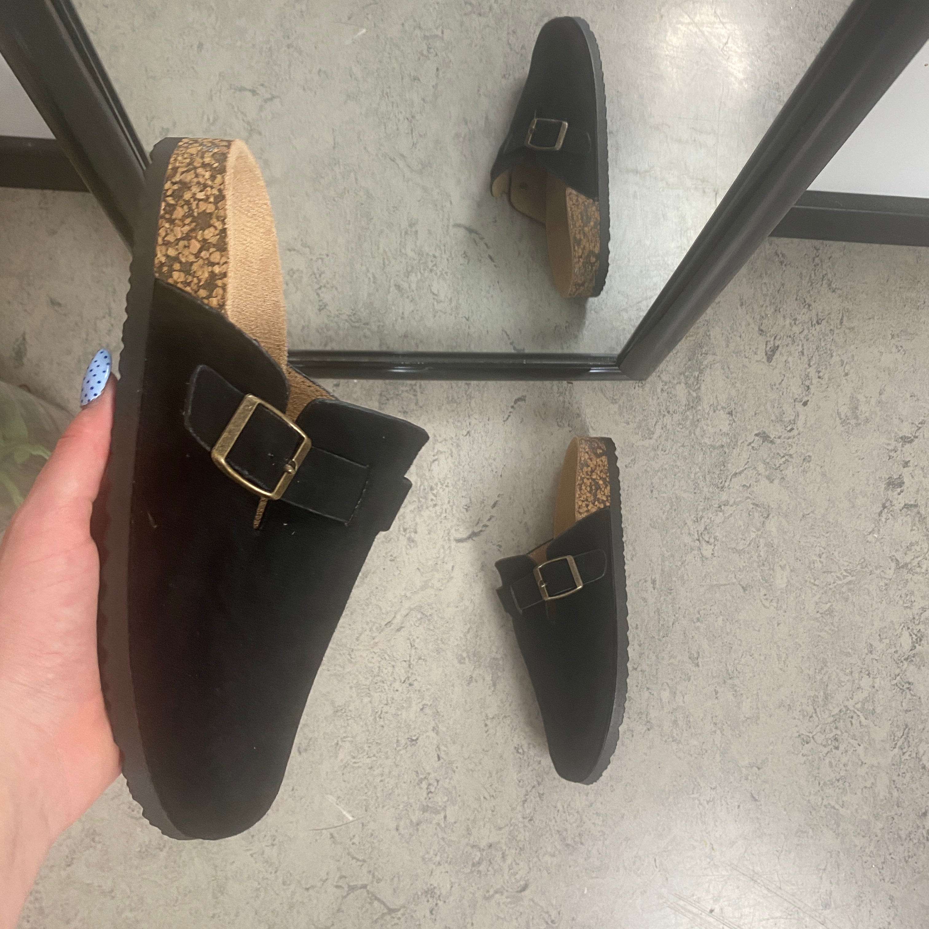 Svart slip-on sandal i tekstil – klassisk modell med justerbart spenne