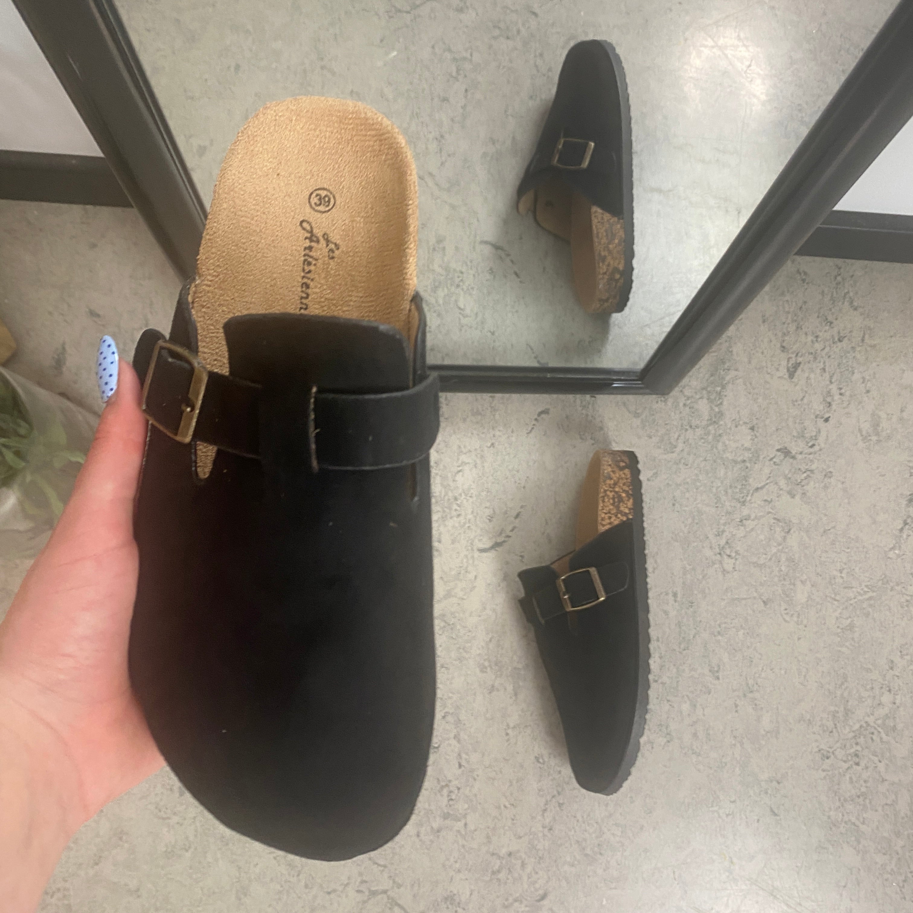 Sort slip-on sandal i tekstil – klassisk modell med justerbar spenne