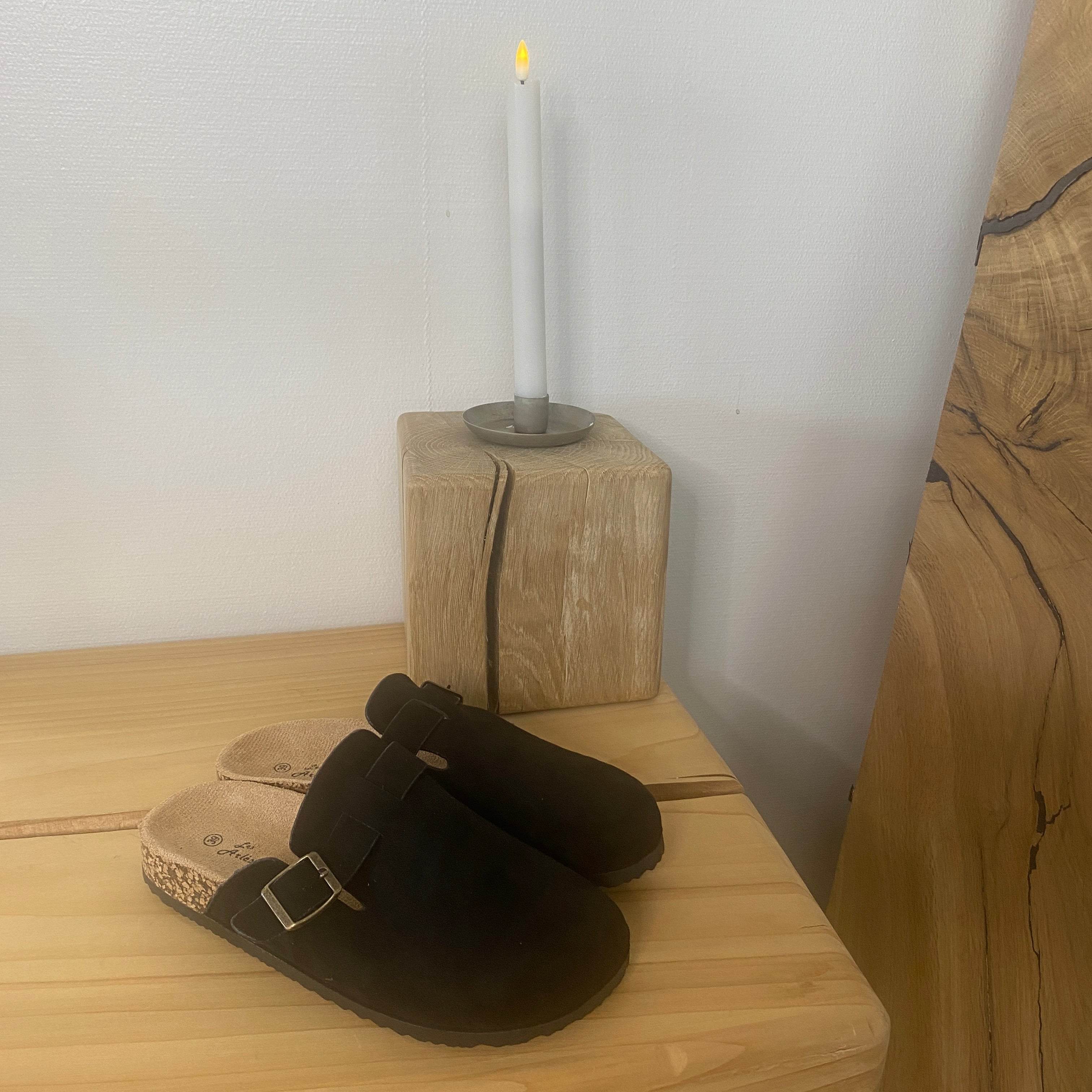 Sort slip-on sandal i tekstil – klassisk modell med justerbar spenne