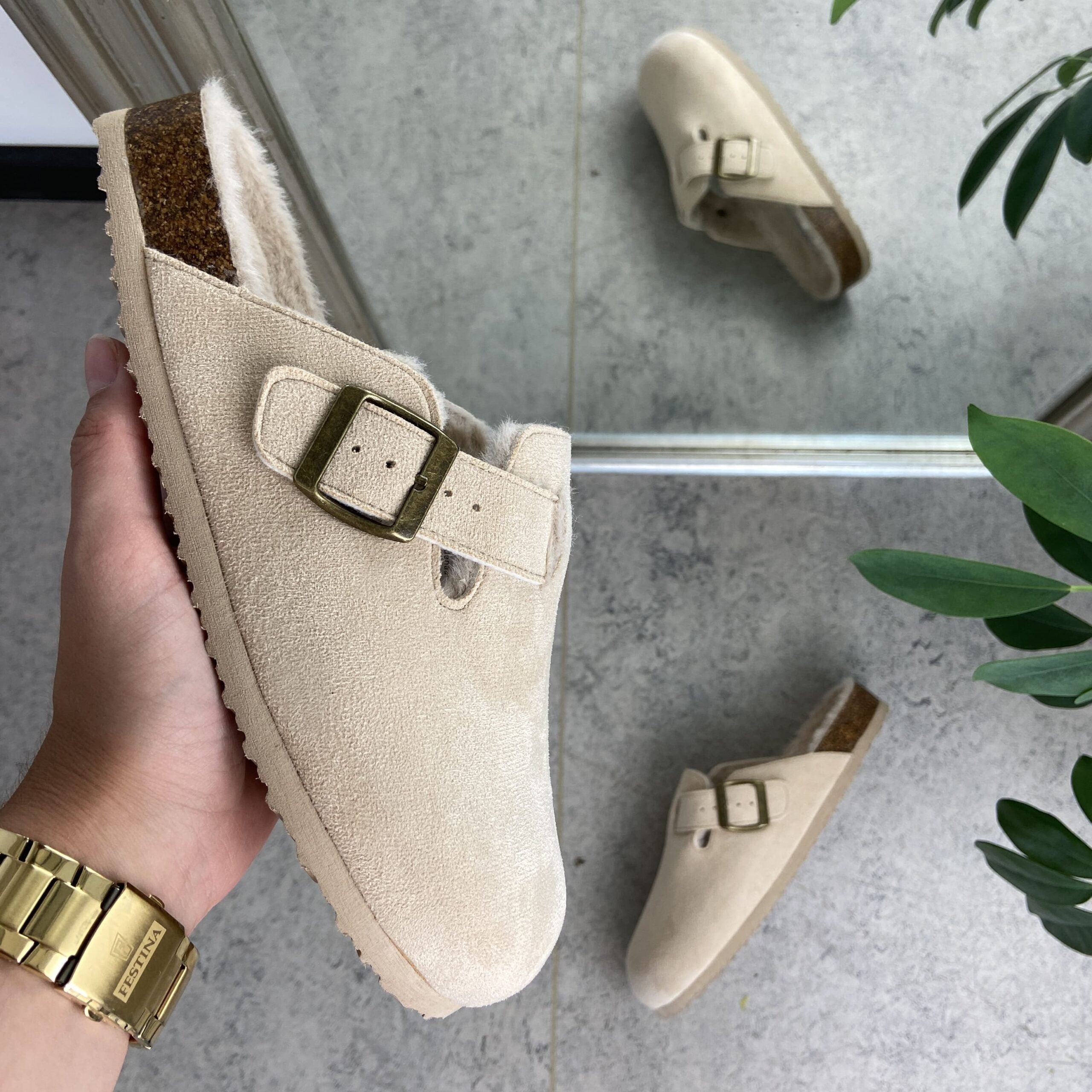 Lyse slip-on hjemmesko