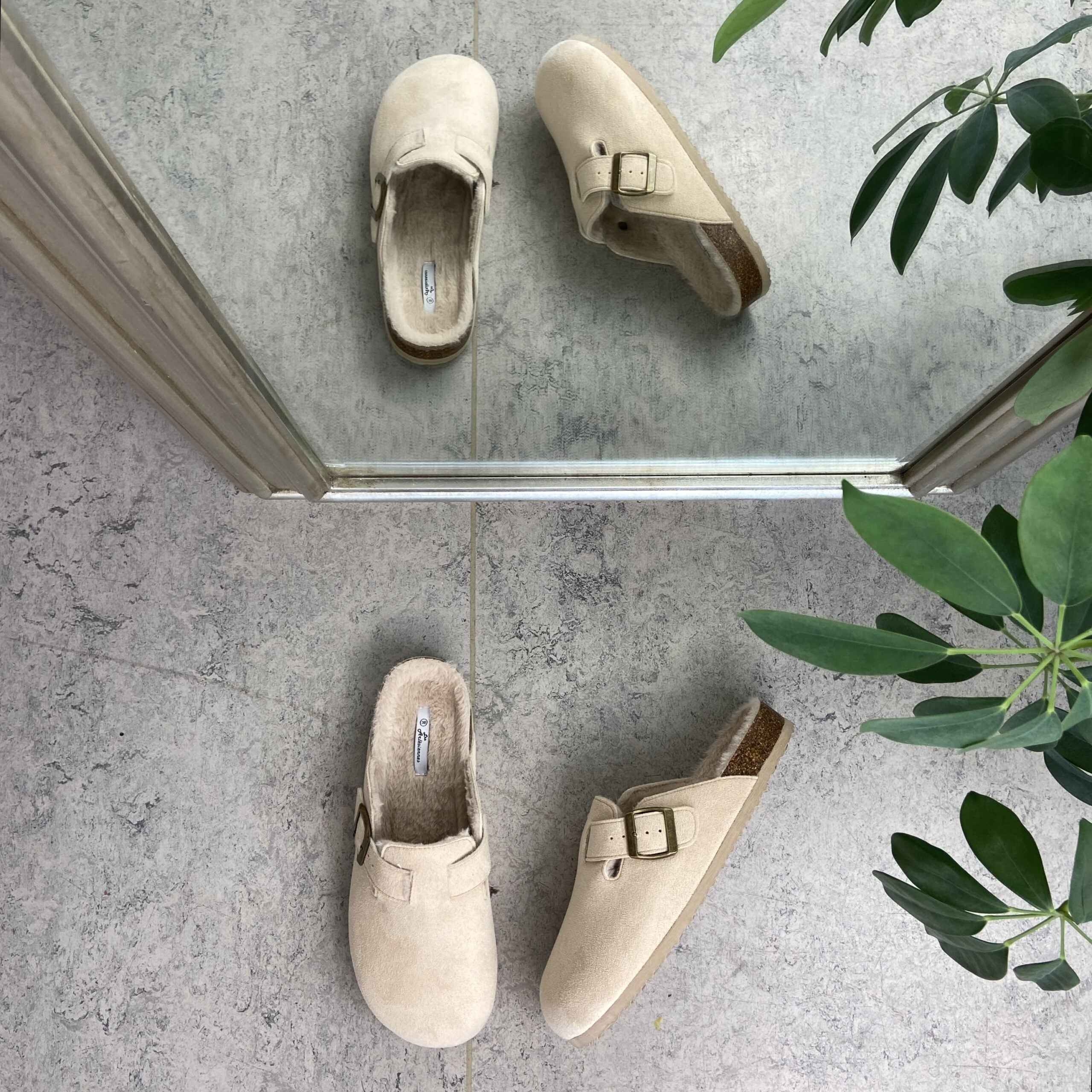 Lyse slip-on hjemmesko