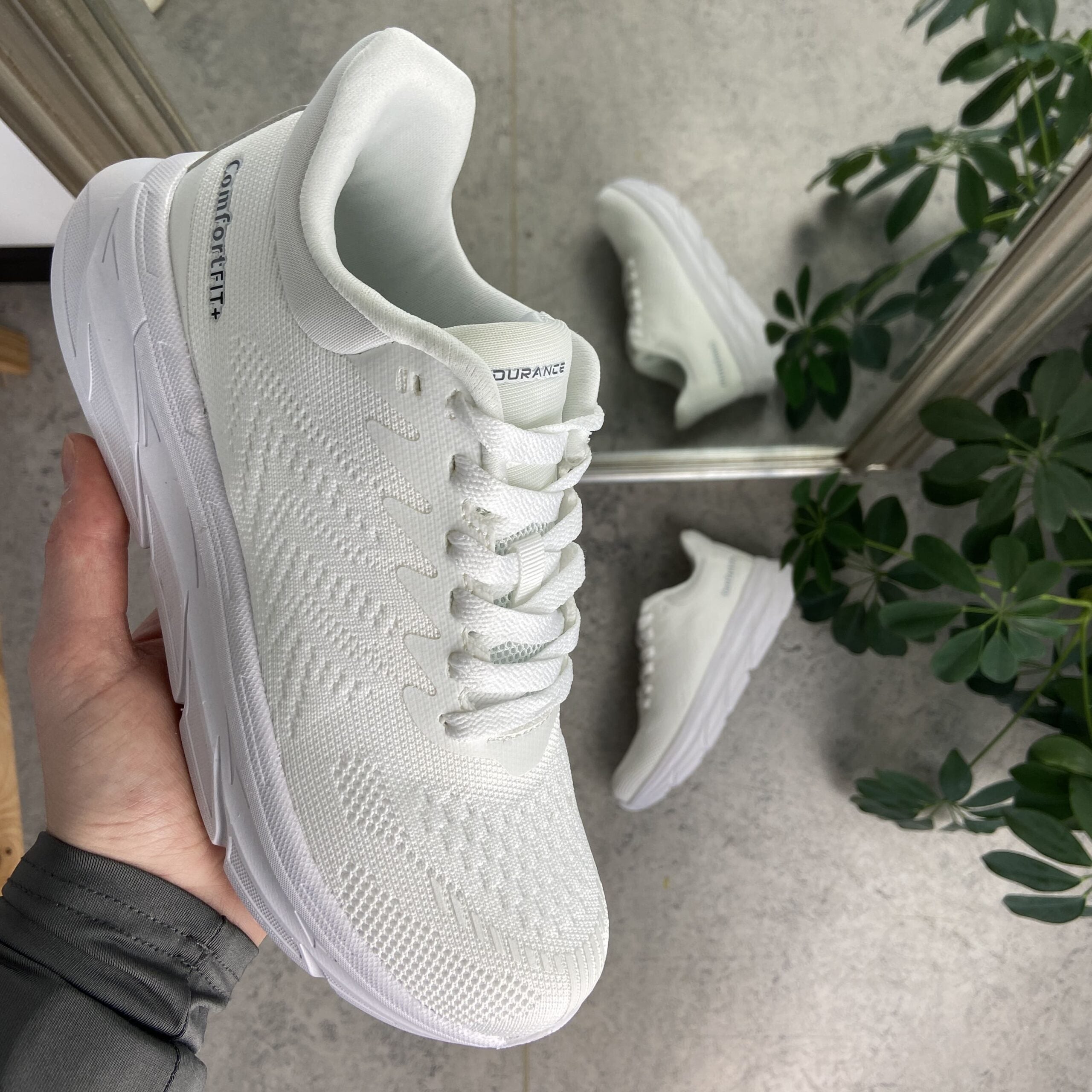 Hvit ComfortFit-sneakers fra Endurance