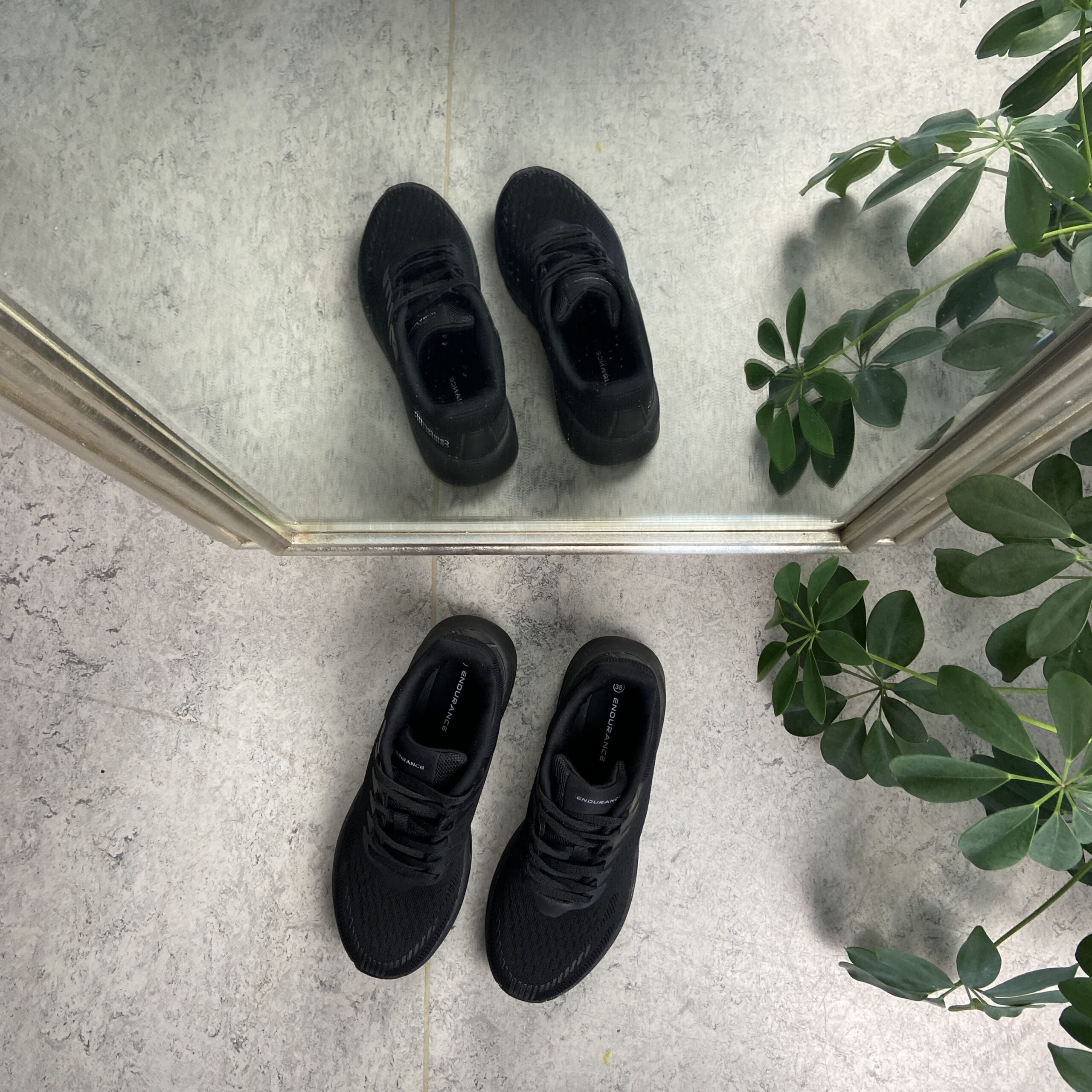 Svart ComfortFIT-sneakers fra Endurance