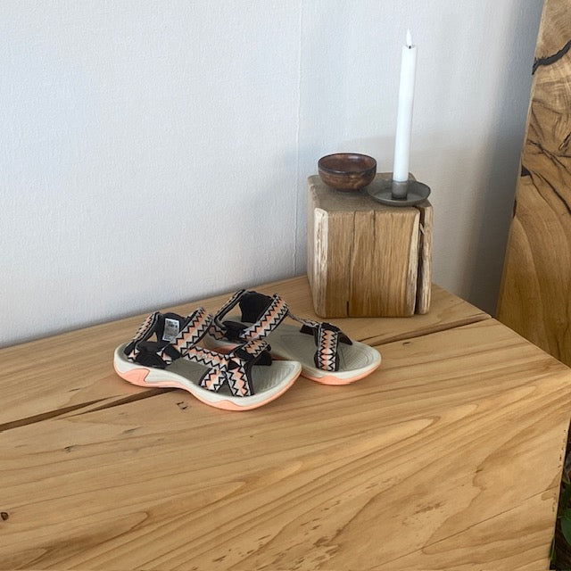 Lett sandal fra CMP i korall og sand – komfortabel og justerbar med zigzag-detaljer