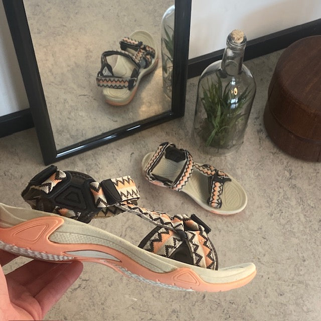 Lett sandal fra CMP i korall og sand – komfortabel og justerbar med zigzag-detaljer