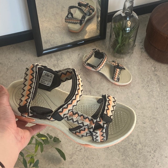 Lett sandal fra CMP i korall og sand – komfortabel og justerbar med zigzag-detaljer