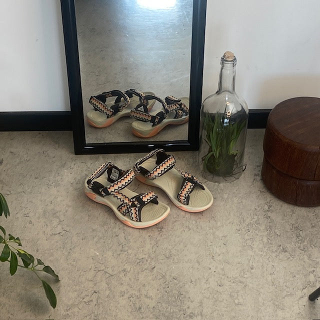 Lett sandal fra CMP i korall og sand – komfortabel og justerbar med zigzag-detaljer