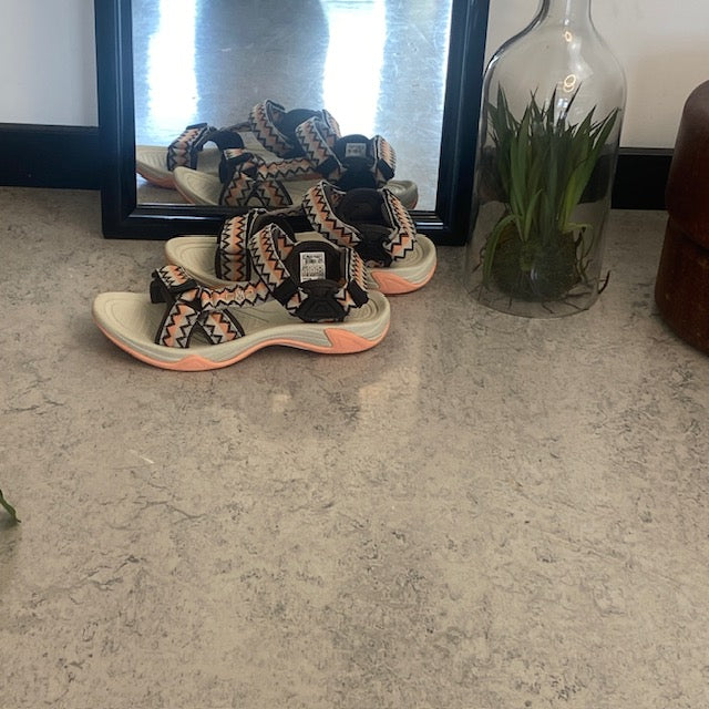 Lett sandal fra CMP i korall og sand – komfortabel og justerbar med zigzag-detaljer