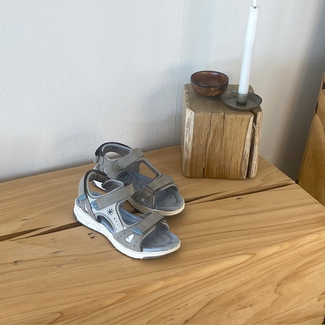 Relife damesandal med velcro og massasjesåle – sølvgrå med blå detaljer