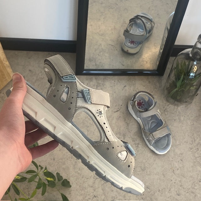 Relife damesandal med velcro og massasjesåle – sølvgrå med blå detaljer