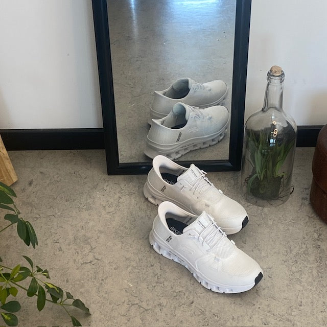 Hvite Skechers Slip-Ins-sko med god støtdemping