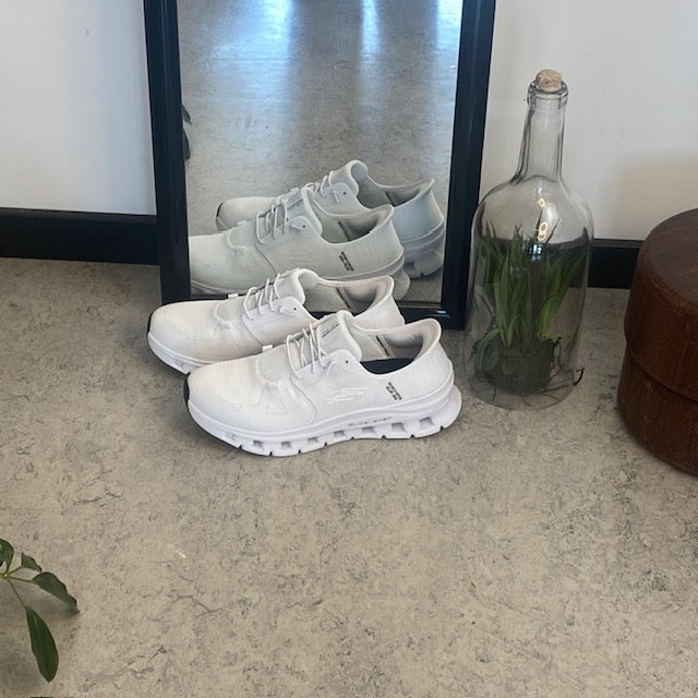 Hvite Skechers Slip-Ins-sko med god støtdemping