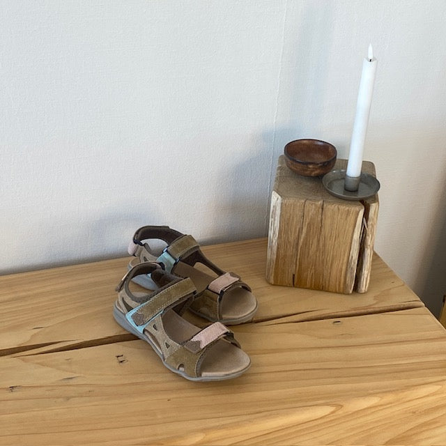 Fargerik sporty sandal med borrelås i pastelltoner – ergonomisk komfort & feminin stil