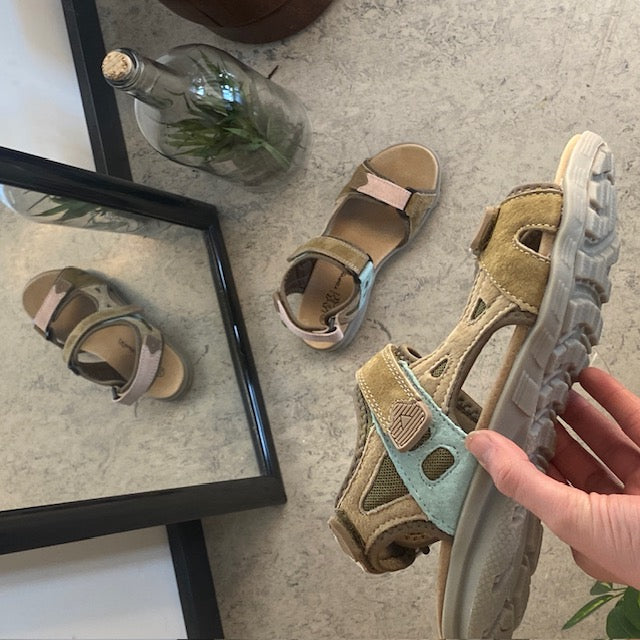 Fargerik sporty sandal med borrelås i pastelltoner – ergonomisk komfort & feminin stil