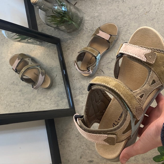 Fargerik sporty sandal med borrelås i pastelltoner – ergonomisk komfort & feminin stil