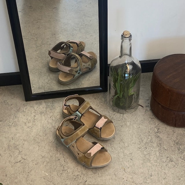 Fargerik sporty sandal med borrelås i pastelltoner – ergonomisk komfort & feminin stil